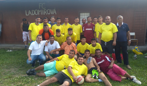Ďeň športu Rómovia Každoročne občania z Rómskej osady organizujú športový deň pre deti a dospelých. Tento rok sa športový deň konal 24.06.2017. Deti súťažili v rôznych disciplínach, či už preťahovanie lanom, skákanie v mechu, šprint na malú vzdialenosť, hranie futbalu a pod.